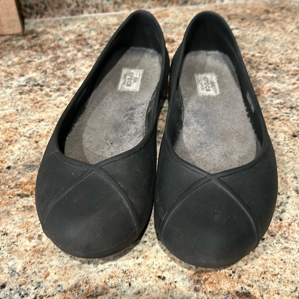 CROCS Dual Comfort Slip Ons Black fur insole W9